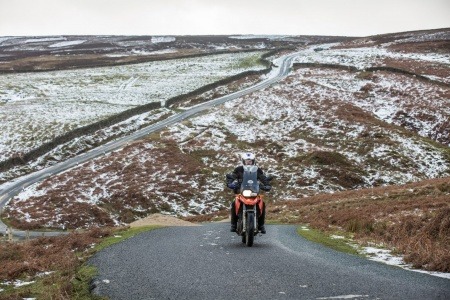 Как защитить себя и свой мотоцикл зимой?